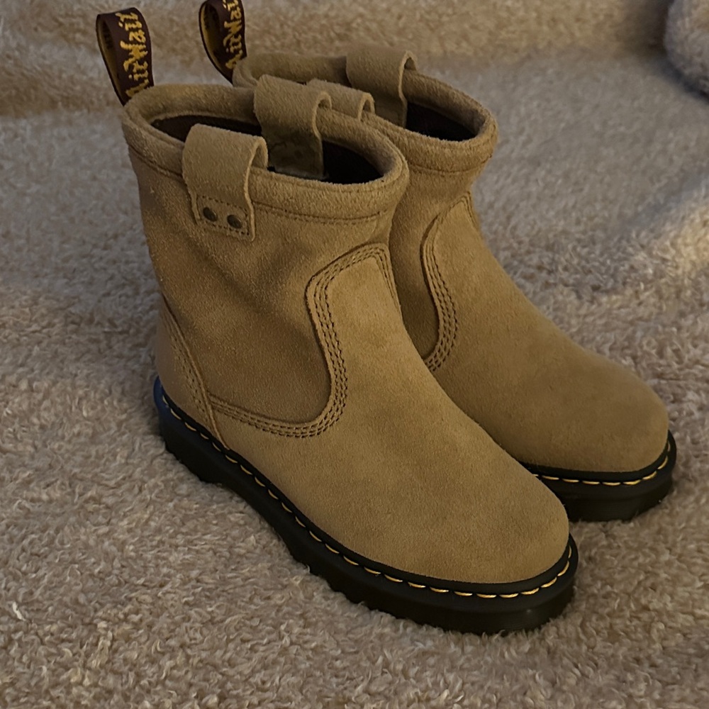 Woman’s brand new Dr.Martins never worn size 7 us
